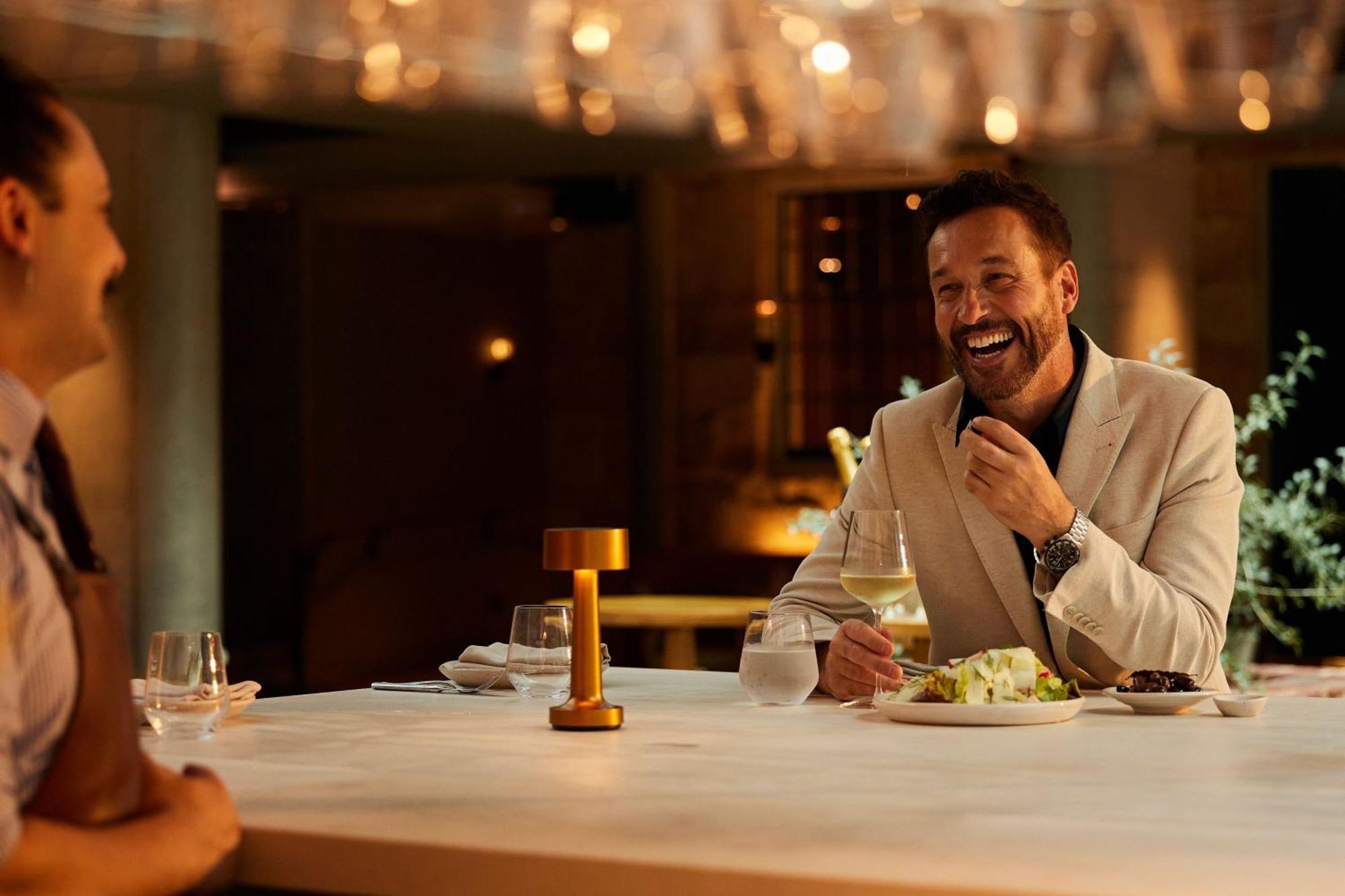 The Tasman, A Luxury Collection Hotel, Χόμπαρτ Εξωτερικό φωτογραφία A man dining at a restaurant