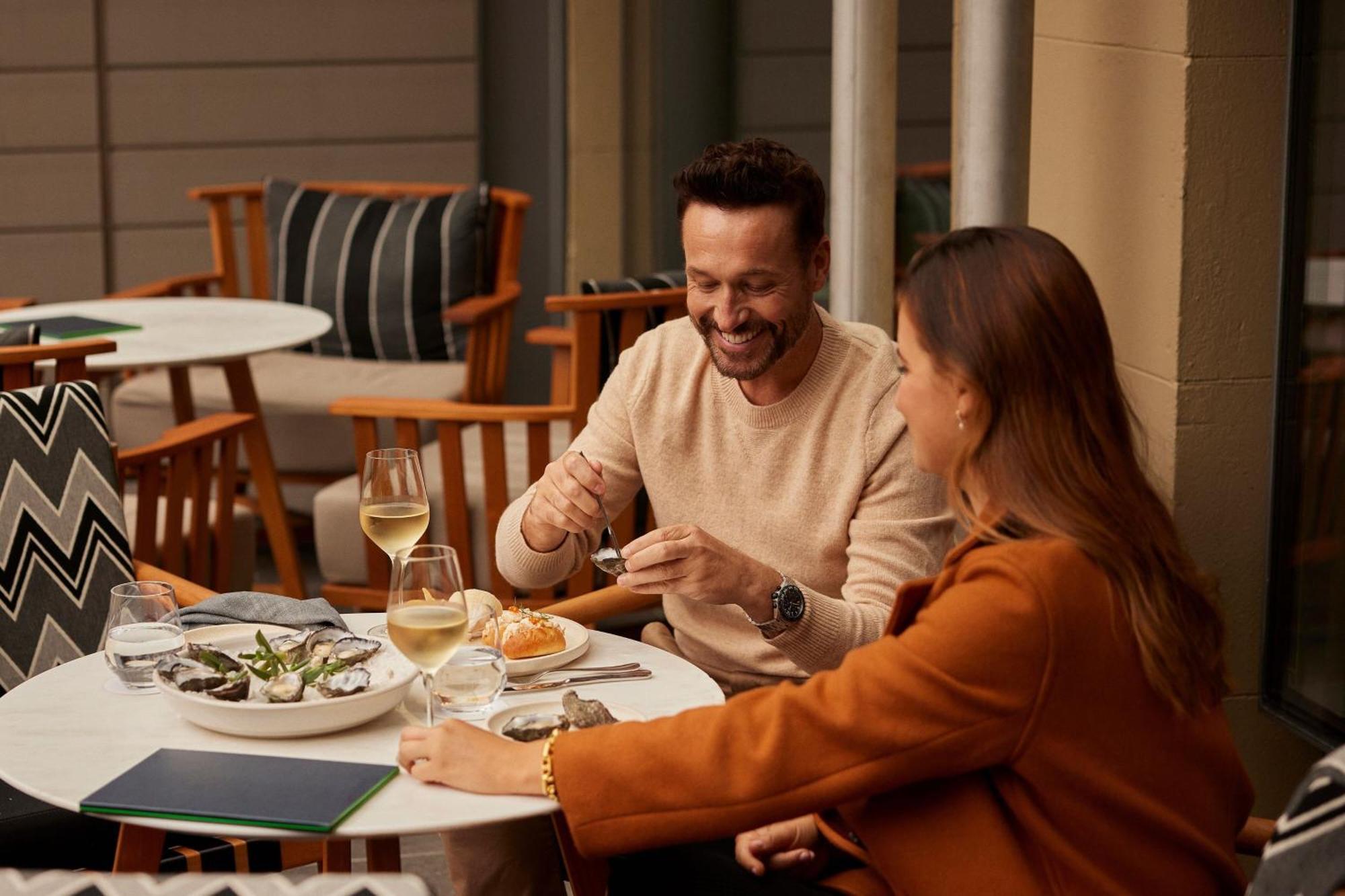 The Tasman, A Luxury Collection Hotel, Χόμπαρτ Εξωτερικό φωτογραφία A couple dining at the restaurant